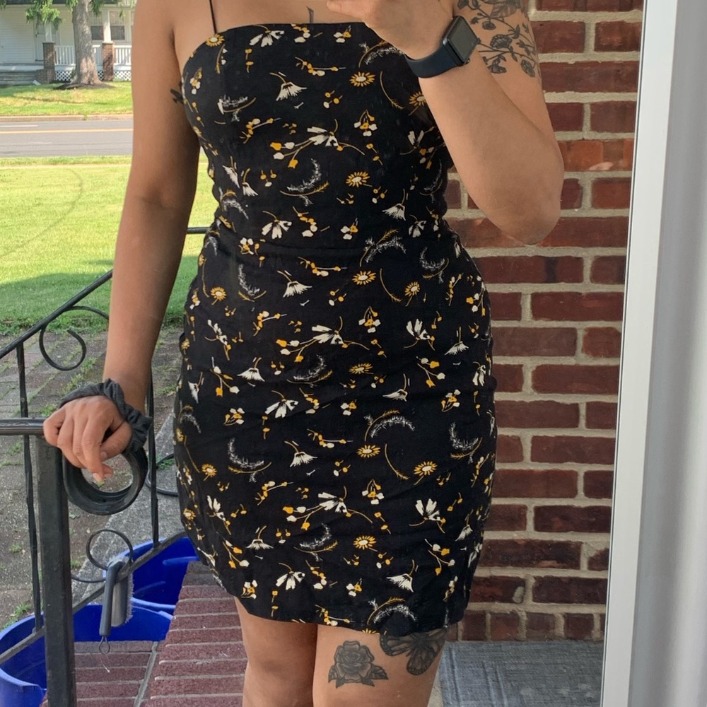 URBAN OUTFITTERS BLACK DRESS WITH YELLOW FLOWERS !